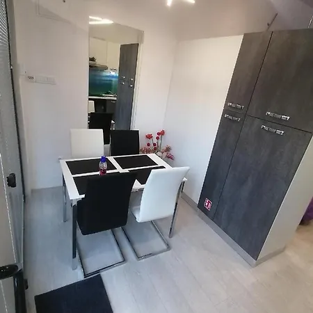 Rose By The & Tennis Courts Apartman *